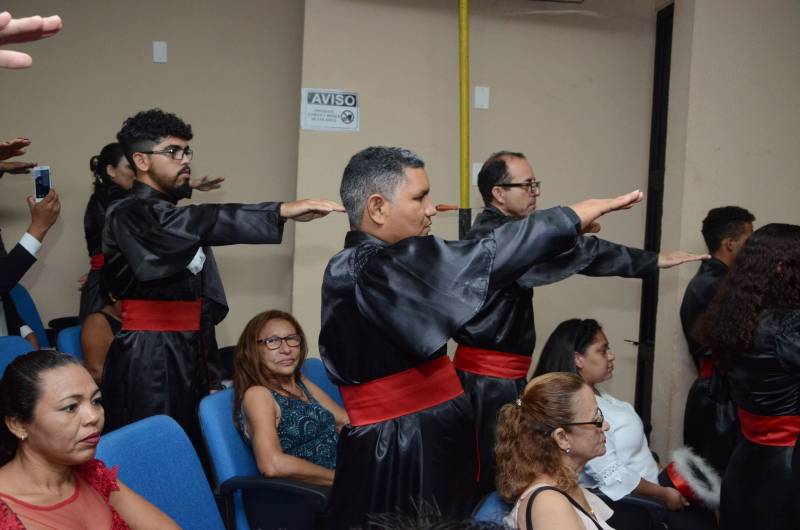 O auditório da Escola Técnica Deodoro de Mendonça, em Belém, sediou muito mais que uma cerimônia de formatura na noite desta sexta-feira (16). O clima no evento era de conquista, de vitória e de possibilidades de um futuro promissor para os 91 novos formandos dos cursos profissionalizantes ofertados pela Secretaria de Estado de Educação (Seduc). Na foto, estoquista José Júnior, 36 anos (c), que havia abandonado os estudos há dez anos e, agora está formado em Técnico em Segurança do Trabalho.
FOTO: RAI PONTES / ASCOM SEDUC
DATA: 16.03.2018
BELÉM - PARÁ <div class='credito_fotos'>Foto: Rai Pontes/Ascom Seduc | <a href='/midias/2018/originais/23e2b744-271f-414c-a6fd-9f9156b89b20.jpg' download><i class='fa-solid fa-download'></i> Download</a></div>
