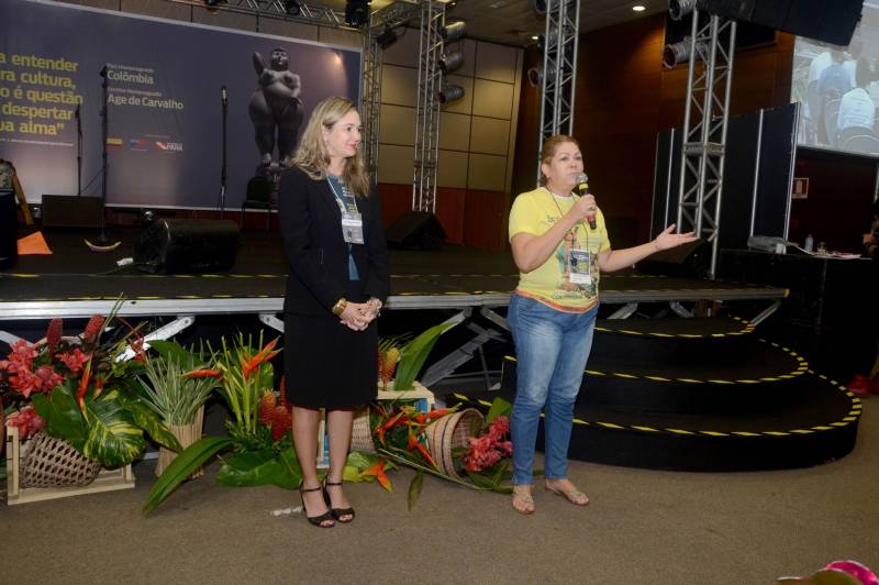 Promover a leitura e incentivar a pesquisa literária de autores paraenses é a proposta da Gincana Literária, que integra a programação da 22ª Feira Pan-Amazônica do Livro. Alunos da Unidade Seduc na Escola (USE) 13 participaram, nesta terça-feira (5), da ação educativa realizada no auditório Benedito Monteiro, no Hangar Convenções e Feiras da Amazônia. Estudantes das escolas estaduais Antônio Gondin Lins, Lucy Corrêa Araújo e Dom Alberto Gaudêncio, integrantes da USE 13, que abrange escolas de Ananindeua, pesquisaram a vida e obra do poeta e escritor paraense Antônio Juraci Siqueira. "Eu ainda não conhecia a obra do Juraci Siqueira e foi muito interessante pesquisar o trabalho dele. Nossa equipe se dedicou muito e estamos felizes em participar da gincana", comenta Letice Caroline Silva, 15 anos, aluna do 2º ano do ensino médio, da Escola Estadual Dom Alberto Gaudêncio, do bairro Curuçambá. Na foto, a coordenadora do Sistema Estadual de Bibliotecas Escolares (Siebe), da Seduc, Arilene Piedade (d).

FOTO: RAI PONTES / ASCOM SEDUC
DATA: 05.06.2018
BELÉM - PARÁ <div class='credito_fotos'>Foto: Rai Pontes/Ascom Seduc   |   <a href='/midias/2018/originais/23ee311d-76d1-4c0e-924a-f6c9d5bb2d45.jpg' download><i class='fa-solid fa-download'></i> Download</a></div>