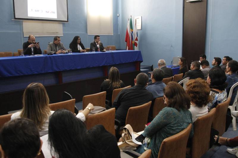 A Superintendência do Sistema Penitenciário do Estado (Susipe), por meio da Escola de Administração Penitenciária (EAP), promoveu, nesta quinta-feira (1), um workshop para discutir as diretrizes do monitoramento eletrônico no Pará. Atualmente, o Estado tem um total de 1.558 presos monitorados com uso da tornozeleira eletrônica, sendo 205 do sexo feminino e 1.353 do sexo masculino. O evento aconteceu no auditório da Ordem dos Advogados (OAB) seção Pará, em Belém, e contou com a presença de membros do Tribunal de Justiça, Ministério Público, Defensoria Pública, Polícias Militar e Civil, OAB, servidores do Núcleo Gestor de Monitoramento Eletrônico (NGME), da Diretoria de Execução Criminal (DEC) e Diretoria de Administração Penitenciária (DAP) da Susipe, além de estudantes e demais profissionais. O objetivo do workshop foi promover o debate sobre os serviços de monitoração eletrônica, assegurando o acompanhamento adequado na garantia do cumprimento da pena, além de promover a trocas de saberes e parcerias.
FOTO: AKIRA ONUMA / ASCOM SUSIPE
DATA: 01.03.2018
BELÉM - PARÁ <div class='credito_fotos'>Foto: Akira Onuma / Ascom Susipe | <a href='/midias/2018/originais/23f2e825-ab37-4882-aa6c-54ad3dd248d7.jpg' download><i class='fa-solid fa-download'></i> Download</a></div>