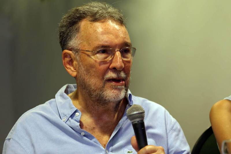 O governo resgatou o prédio de arquitetura eclética com traços art déco, inaugurado em 1931 para ser escola primária, e deu um destino também educacional, mas com outra dimensão. “A restauração e reabilitação têm uma dupla relevância para Bragança: primeiramente, o novo uso continuará sendo o da formação, como um autêntico Liceu da Música, que confirmará a vocação genuína do município. Segundo: resgata um prédio de importante valor arquitetônico e de grande carga simbólica”, diz o secretário de Estado de Cultura, Paulo Chaves Fernandes (foto).

FOTO: ARQUIVO
DATA: 14.12.2018
BRAGANÇA - PARÁ

 <div class='credito_fotos'>Foto: Arquivo Agência Pará   |   <a href='/midias/2018/originais/23f3bf5b-f999-4f44-af7d-c016c59a5487.jpg' download><i class='fa-solid fa-download'></i> Download</a></div>