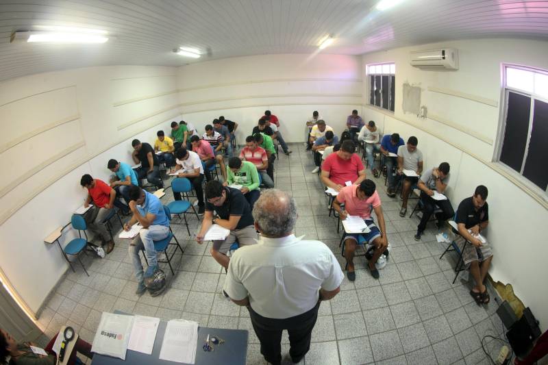 Neste domingo (31), mais de 105 mil candidatos concorrem a uma das 2.194 vagas oferecidas pela Polícia Militar do Pará para os cursos de Formação de Praças (CFP), Formação de Oficiais (CFO) e Adaptação de Oficiais (Cado).
FOTO: THIAGO GOMES / AG. PARÁ
DATA: 31.07.2016
BELÉM - PARÁ <div class='credito_fotos'>Foto: Thiago Gomes /Ag. Pará | <a href='/midias/2018/originais/23f77008-e30f-4cfb-8670-7d32adc8c9fc.jpg' download><i class='fa-solid fa-download'></i> Download</a></div>