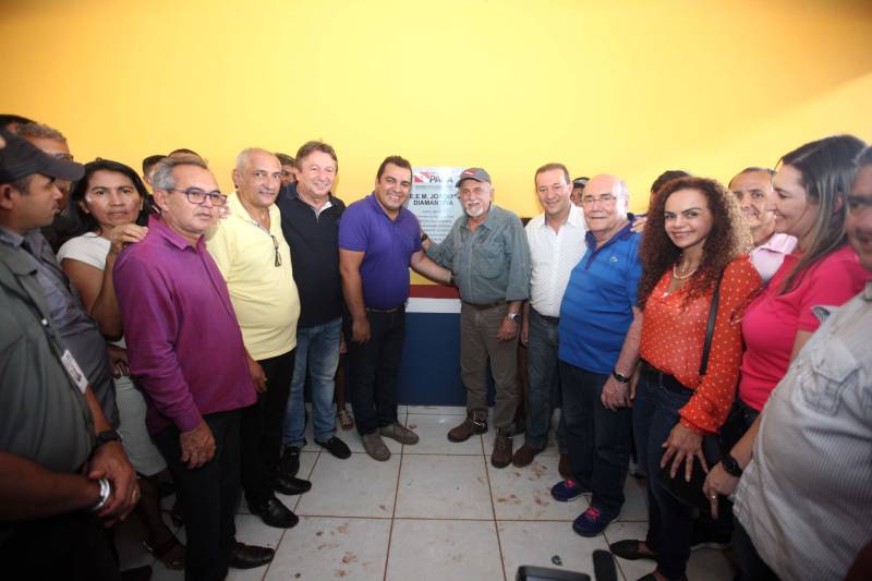 Também foram entregues nesta segunda (25) obras no distrito de Serra Pelada, em Curionópolis, sudeste do Estado. Uma das inaugurações foi a da Escola Estadual de Ensino Médio Joaquina Diamantina. A unidade de ensino teve investimento de R$ 220 mil em serviços nas redes elétrica e hidráulica, além de pintura, melhoria do forro e cobertura, assim como parte do piso, muro e calçada. Fundada em 1989, a escola foi praticamente reconstruída para atender com qualidade os 232 estudantes, nos turnos da tarde e à noite. São três salas de aula; bloco administrativo (sala da direção, sala dos professores e secretaria); uma copa cozinha, uma dispensa para armazenamento de alimentos da merenda escolar e banheiros masculino, feminino e de pessoa com deficiência (PCD). Em Curionópolis, o governador também entregou a pavimentação asfáltica de quatro quilômetros de vias urbanas, uma parceria com a Prefeitura de Curionópolis, dentro do Programa Asfalto na Cidade. Para esta obra, foram destinados R$ 1,7 milhão, que incluem serviços em terra, sub-base e base, pavimentação em CBUQ (Concreto Betuminoso Usinado a Quente) de três centímetros de espessura, meio-fio de concreto com lâmina d’água e sinalização horizontal. Curionópolis é um dos 99 municípios paraenses que assinaram com o governo o Termo de Asfalto, sendo que 33 já iniciaram as obras. Somados, os termos garantirão 529,6 km de pavimentação de vias urbanas – um investimento total de quase R$ 255 milhões do Tesouro Estadual.
FOTO: THIAGO GOMES / AG. PARÁ
DATA: 25.06.2018
CURIONÓPOLIS - PARÁ <div class='credito_fotos'>Foto: Thiago Gomes /Ag. Pará | <a href='/midias/2018/originais/23ff6452-886f-4620-8848-99f3b9f112e7.jpg' download><i class='fa-solid fa-download'></i> Download</a></div>