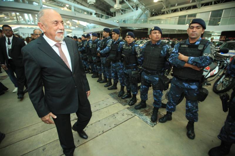 O Governo do Estado reforçou a parceria com a Prefeitura de Belém com a entrega, nesta quarta-feira (4), de 41 veículos que vão potencializar as ações de segurança na capital. A iniciativa faz parte do pacote de ações imediatas para 2018, anunciadas pelo Sistema de Segurança Pública do Estado em fevereiro deste ano contra a violência, que contempla a renovação da frota e equipamentos das Polícias Civil e Militar e fortalecimento das Guardas Municipais em todas as regiões do Estado, entre outras medidas. A entrega ocorreu no Hangar – Centro de Convenções e Feiras, em Belém. Ao todo, foram entregues 41 veículos, sendo seis picapes, dez carros modelo SUV e 25 motocicletas, totalizando um investimento de R$ R$2.062.160,00. Além das viaturas, foi firmado convênio entre o Governo do Estado e Prefeitura no valor de R$2.707.926,00 milhões para a compra equipamentos. O pacote contempla a aquisição de 300 pistolas 380, 16.200 munições e 600 coletes. As duas ações contabilizam mais de R$ 4,7 em investimentos para a Guarda Municipal de Belém. Na foto, o governador Simão Jatene.
FOTO: MÁCIO FERREIRA / AG. PARÁ
DATA: 04.07.2018
BELÉM - PARÁ <div class='credito_fotos'>Foto: MÁCIO FERREIRA/ AG. PARÁ | <a href='/midias/2018/originais/2403ff65-1907-4448-b624-2df3c3324e96.jpg' download><i class='fa-solid fa-download'></i> Download</a></div>