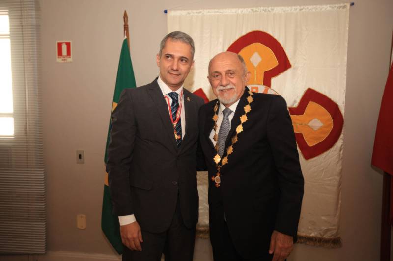 O Governo do Estado do Pará concedeu hoje 230 comendas do Mérito Grão-Pará (foto), a mais alta do Estado, a autoridades e servidores que se destacaram nos últimos oito anos de serviços prestados à população. “O ciclo que encerramos hoje não encerra nossa missão de servir ao público, porque uma vez servidores públicos, trabalhando em benefício da população, nunca mais deixamos de sê-lo, pois essa missão fica gravada em nossos corações”, disse o governador Simão Jatene aos agraciados. O governador entregou, pessoalmente, uma a uma as condecorações.  Das 230 medalhas, 14 foram no grau de Grande Oficial, 60 no grau de Comendador, 8 no grau de Oficial e 11 no grau de Cavaleiro aos servidores civis. Entre os militares, 4 receberam no grau de Comendador, 38 de Oficial e 109 no grau de Cavaleiro.

FOTO: CRISTINO MARTINS / AG. PARÁ
DATA: 31.12.2018
BELÉM - PARÁ <div class='credito_fotos'>Foto: Cristino Martins/Ag. Pará   |   <a href='/midias/2018/originais/240b5b9d-b9d2-478d-90b6-8710c95a324c.jpg' download><i class='fa-solid fa-download'></i> Download</a></div>