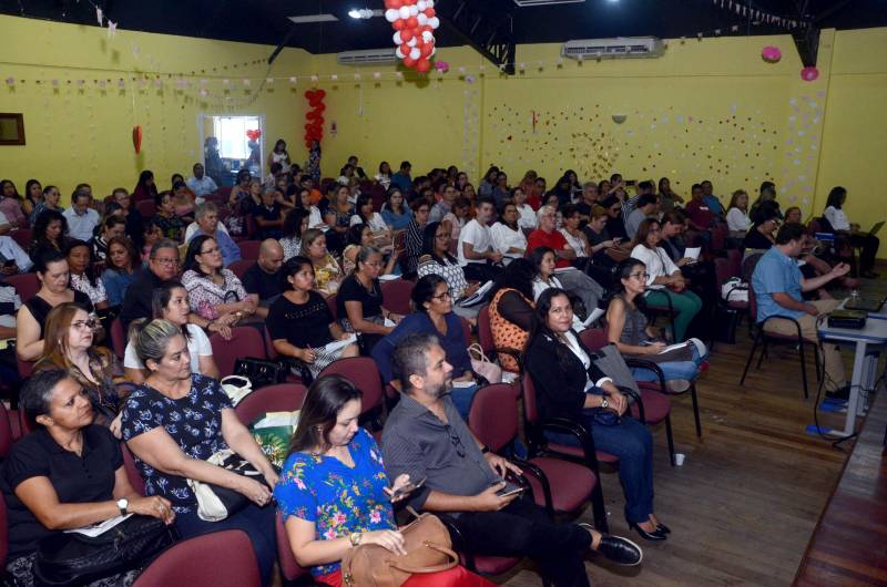 A Secretaria de Estado de Educação (Seduc), em parceria com a União Nacional dos Dirigentes Municipais de Educação, apresentou a gestores da educação, nesta quarta-feira (20), o Programa de Apoio à Implementação da Base Nacional Comum Curricular (BNCC), referente à Educação Infantil e ao Ensino Fundamental (anos iniciais e finais).
FOTO: ELISEU DIAS / ASCOM SEDUC
DATA: 20.06.2018
BELÉM - PARÁ <div class='credito_fotos'>Foto: Eliseu Dias / Ascom Seduc | <a href='/midias/2018/originais/240bdd2d-1d38-4278-a7ca-9bc4ace2b1ae.jpg' download><i class='fa-solid fa-download'></i> Download</a></div>