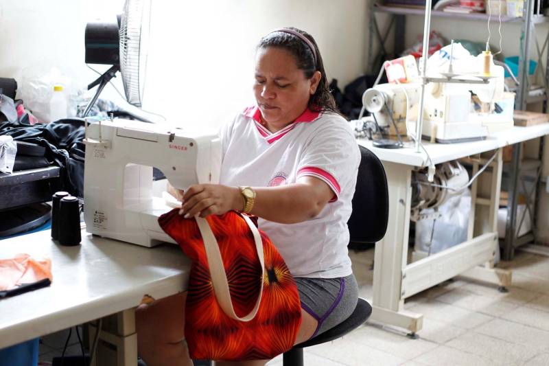 A Cooperativa Social de Trabalho Arte Feminina Empreendedora (Coostafe), formada exclusivamente por internas do Centro de Recuperação Feminino (CRF), em Ananindeua (Região Metropolitana de Belém), fechou parceria para venda de seus produtos com uma empresa de malas e plastificação de bagagens, a Protec Bag, que tem uma loja e um quiosque no Aeroporto Internacional de Belém. A Coostafe é um projeto de economia solidária para detentas, desenvolvido no Pará com apoio da Superintendência do Sistema Penitenciário do Estado (Susipe). Os produtos da Coostafe são comercializados na loja da Protec Bag desde segunda-feira (29). Os clientes da loja e visitantes do aeroporto podem encontrar bolsas, sacolas, encostos de cabeça e mais uma série de produtos feitos pelas detentas do CRF. Os produtos foram colocados à venda a preço de mercado, e parte da renda será revertida para as cooperadas.
FOTO: ASCOM SUSIPE
DATA: 30.10.2018
BELÉM - PARÁ <div class='credito_fotos'>Foto: ASCOM SUSIPE | <a href='/midias/2018/originais/24196f97-040b-44d5-9f7f-4a5b96001cef.jpg' download><i class='fa-solid fa-download'></i> Download</a></div>