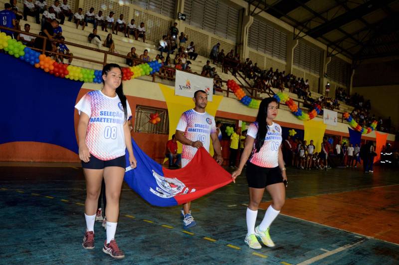 Emoção, integração e cores foram elementos que marcaram a cerimônia de abertura dos Jogos Abertos do Pará (Joapa), nesta quinta-feira (22). Quem compareceu ao evento presenciou atrações culturais e apresentações artísticas, no ginásio do Núcleo de Esporte e Lazer (NEL), em Belém.
FOTO: RAI PONTES / ASCOM SEDUC
DATA: 22.03.2018
BELÉM - PARÁ <div class='credito_fotos'>Foto: Rai Pontes/Ascom Seduc | <a href='/midias/2018/originais/2432922c-894e-4c5c-ba80-44dc305cc8b4.jpg' download><i class='fa-solid fa-download'></i> Download</a></div>