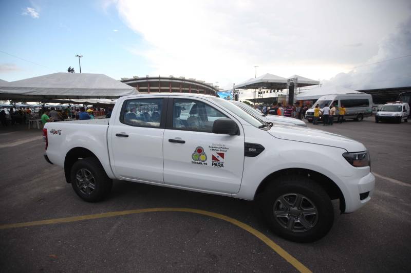 O Governo do Estado entregou, na tarde desta quinta-feira (05), 08 pick-ups e 08 SUVs e mais duas lanchas transatlânticas que irão reforçar a segurança pública nos municípios de Braganca, Capanema, Curuçá e Capanema, no nordeste do Estado e Parauapebas e Marabá na região Sudeste e Breves, no Marajó. O governo também entregou 50 ambulâncias que irão fortalecer a saúde básica nestes municípios. Os equipamentos (foto) foram adquiridos através de recursos provenientes de emendas parlamentares do deputado Wladimir Costa. O evento contou com a presença do governador Simão Jatene, do secretário de Segurança e Defesa Social, Luis Fernandes, do secretário de Saúde Pública Vitor Matheus , prefeitos e outros representantes dos municípios. As viaturas foram repassadas aos municípios dentro do Plano de Ações Imediatas em Segurança Pública que foi elaborado em fevereiro deste ano e que tem , entre outras ações , o reforço das guardas municipais.
FOTO: THIAGO GOMES / AG. PARÁ
DATA: 04.07.2018
BELÉM - PARÁ <div class='credito_fotos'>Foto: Thiago Gomes /Ag. Pará | <a href='/midias/2018/originais/24365458-5c4f-4b32-8097-5b429a4678ab.jpg' download><i class='fa-solid fa-download'></i> Download</a></div>
