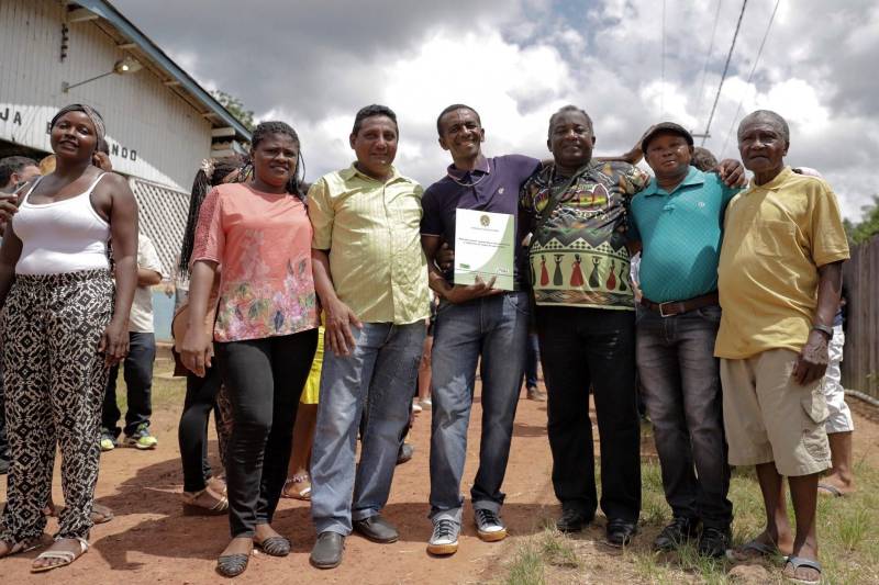 O título coletivo ratifica que 225 mil hectares de terra pertencem às 145 famílias remanescentes de quilombos que vivem em Cachoeira Porteira. A titulação ocorreu pela desafetação de parte das florestas estaduais (flotas) de Trombetas e Faro, aprovada pela Assembleia Legislativa do Pará e decretada pelo governador Simão Jatene. Na foto, o presidente da Associação de Moradores da Comunidade Remanescente de Quilombo de Cachoeira Porteira, Ivanildo Carmo de Souza.
FOTO: MÁRCIO NAGANO / SECOM
DATA: 03.03.2018
ORIXIMINÁ - PARÁ <div class='credito_fotos'>Foto: MÁRCIO NAGANO / SECOM | <a href='/midias/2018/originais/243caa87-49b7-446c-a7f8-7659585e7170.jpg' download><i class='fa-solid fa-download'></i> Download</a></div>