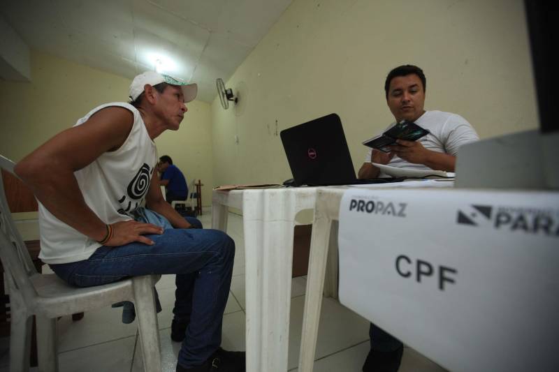 Nesta sexta-feira, uma programação (foto) alegre e diferenciada marcou as comemorações pelos 14 anos do Pro Paz no Pará, iniciativa que surgiu em 2004 como um programa do Governo do Estado, convertida mais tarde em política pública por força de decreto, até se consolidar, em 2015, na Fundação Pro Paz, que tem a missão de racionalizar e ordenar recursos e ações para transformar a vida de milhares de paraenses em situação de vulnerabilidade social. A existência do Pro Paz fez do Pará vanguarda na Federação, por ser o único estado que possui, há mais de dez anos, um protocolo padrão para atendimento a crianças e adolescentes vítimas de violência que é modelo para o Brasil, referendado pela ONG Childhood Brasil e reconhecido pela ONU. O modelo referência do trabalho do Pro Paz foi que levou o Pará a ganhar da Organização das Nações Unidas (ONU), em 2015, o reconhecimento por manter uma das onze melhores práticas das Américas para a integração de sistemas de segurança pública com políticas sociais.
FOTO: MÁCIO FERREIRA / AG. PARÁ
DATA: 29.06.2018
BELÉM - PARÁ <div class='credito_fotos'>Foto: MÁCIO FERREIRA/ AG. PARÁ | <a href='/midias/2018/originais/243f560c-7112-4040-bed1-01dedd4eec8f.jpg' download><i class='fa-solid fa-download'></i> Download</a></div>