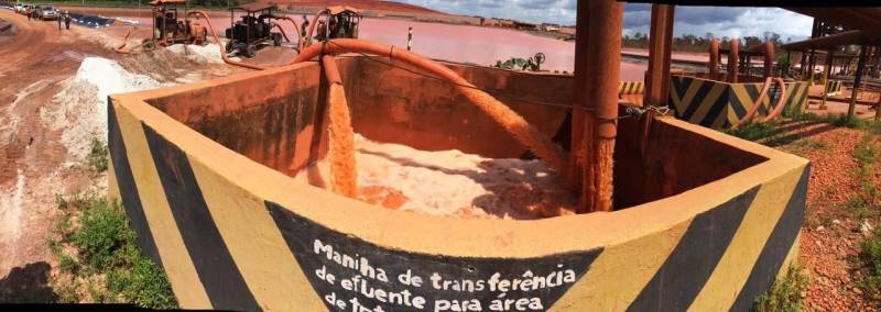 Iniciou neste sábado, 24, o prazo que o Governo do Estado deu para que a mineradora Hydro Alunorte adote procedimentos e mecanismos seguros ambientalmente, a fim de que as bacias de resíduos da empresa baixem os níveis em pelo menos um metro – o que é definido tecnicamente como padrão de segurança com comprovação permanente da redução e manutenção dos níveis. Uma equipe de fiscalização da Secretaria de Estado de Meio Ambiente e Sustentabilidade (Semas) está no município para fazer o monitoramento dos níveis das bacias do sistema de tratamento dos rejeitos da Bauxita. "Vamos montar equipes para, de duas em duas horas, avaliar o nível das bacias. Em caso de chuva o monitoramento será feito de uma em uma hora", explicou Rejiane Santos, geóloga da Diretoria de Licenciamento Ambiental da Semas.
FOTO: LIDIANE SOUZA / SECOM
DATA: 24.02.2018
BARCARENA - PARÁ <div class='credito_fotos'>Foto: LIDIANE SOUZA / SECOM | <a href='/midias/2018/originais/244a1ddb-bb46-4949-8175-536a028794e5.jpg' download><i class='fa-solid fa-download'></i> Download</a></div>