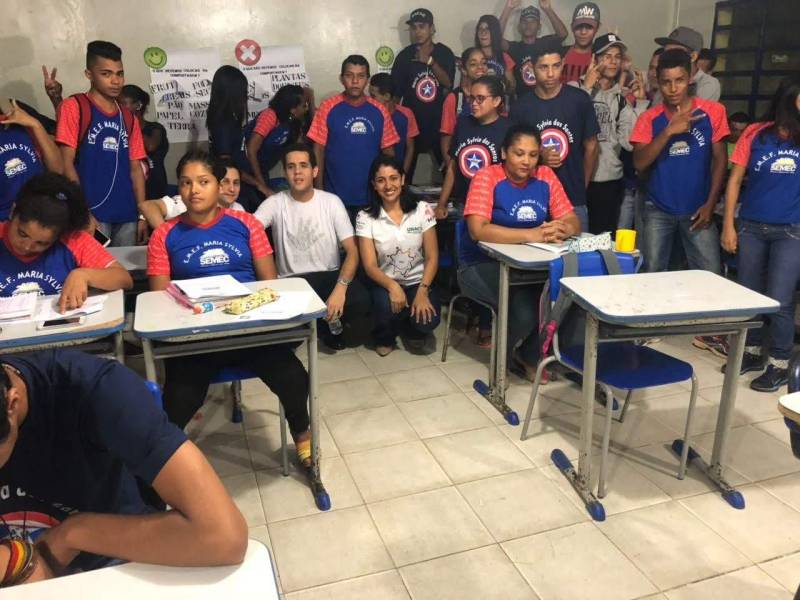 Cerca de 250 estudantes de escolas públicas do ensino fundamental e médio foram alvo da ação de educação em saúde promovida pela Unidade de Alta Complexidade em Oncologia Dr Vitor Moutinho (Unacon), em Tucuruí, com o objetivo de combater o tabagismo que é responsável por cerca de 30% das mortes pelos mais diversos tipos de câncer, entre eles, de pulmão,  laringe, faringe, esôfago, estômago, pâncreas, fígado, rim, bexiga, colo do útero e leucemias. A ação realizada pelo Grupo de Trabalho de Humanização (GTH) da unidade, que é referência no tratamento de câncer no sudeste paraense, levou especialistas às escolas para alertar sobre os perigos do tabagismo que atualmente é o maior fator de risco evitável de adoecimento e morte no mundo e, cada vez mais, envolve crianças e adolescentes. Na foto, o médico oncologista da Unacon, Leandro Almeida (camisa branca) durante as ações nas escolas de Tucuruí.

FOTO: ASCOM / UNACON
DATA: 19.05.2018
TUCURUÍ - PARÁ <div class='credito_fotos'>Foto: Ascom Unacon   |   <a href='/midias/2018/originais/24541b56-21dc-410f-84cd-e89c8b66c1f6.jpg' download><i class='fa-solid fa-download'></i> Download</a></div>