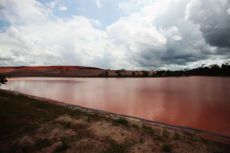 Por conta do não cumprimento do prazo de 48 horas dado pelo Governo do Estado para que a Hydro (foto) reduzisse os níveis das bacias de resíduos ao nível de pelo menos um metro, a Secretaria de Meio Ambiente e Sustentabilidade (Semas) notifica a empresa, na manhã desta terça-feira (27), com a determinação de que reduza a produção da refinaria em 50%. A Semas também triplicará a multa definida anteriormente, cumprindo a legislação ambiental em vigor, chegando a cerca de R$ 1 milhão por dia de descumprimento (300 mil Unidades de Padrão Fiscal). A empresa informou formalmente que reduziu os índices, mas não integralmente no total determinado de um metro. A determinação de redução emitida pela Semas reforça ainda que devem ser mantidos e ampliados os esforços para tratamento dos efluentes e de redução dos níveis das bacias. As equipes da Semas permanecem em campo 24 horas, trabalhando em conjunto com a Defesa Civil e outros órgãos, monitorando a situação.
FOTO: IGOR BRANDÃO / AG. PARÁ
DATA: 24.02.2018
BARCARENA - PARÁ <div class='credito_fotos'>Foto: IGOR BRANDÃO / AG. PARÁ | <a href='/midias/2018/originais/24614eb7-a977-484f-99d9-2c36472ba5d4.jpg' download><i class='fa-solid fa-download'></i> Download</a></div>