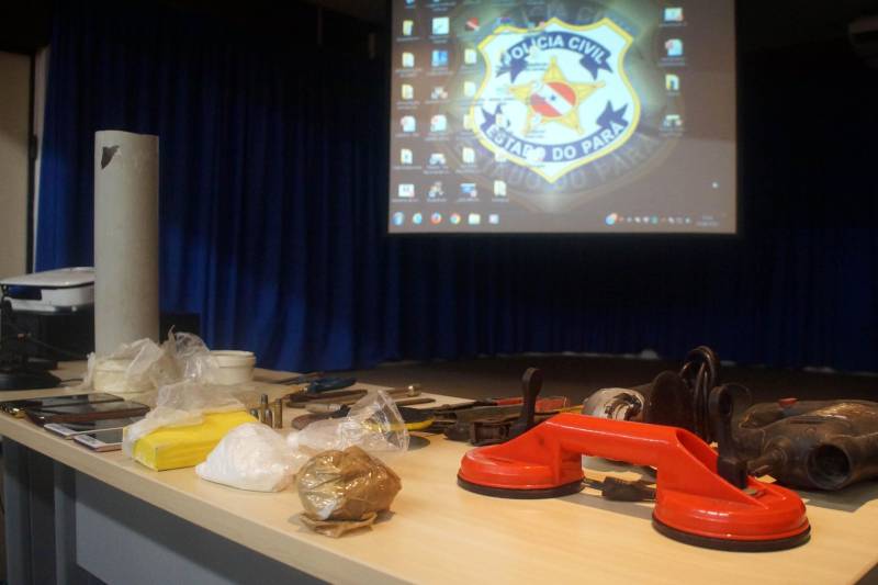 Policiais civis prenderam nesta terça-feira (5) um grupo acusado de roubos de veículos em Belém. As prisões foram realizadas em Marituba, município da Região Metropolitana, por policiais da Delegacia de Repressão a Furtos e Roubos de Veículos Automotores (DRFVA), vinculada à Divisão de Repressão ao Crime Organizado (DRCO). Na foto, material apreendido com os presos.
FOTO: ASCOM / POLÍCIA CIVIL
DATA: 05.06.2018
BELÉM - PARÁ <div class='credito_fotos'>Foto: Ascom Polícia Civil | <a href='/midias/2018/originais/2468ea98-fcd3-4450-bcca-e42b3f20b060.jpg' download><i class='fa-solid fa-download'></i> Download</a></div>