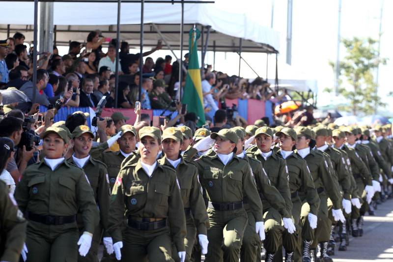 A cerimônia de formatura dos novos praças da Polícia Militar ocorreu na manhã desta segunda-feira (9), simultaneamente, em Belém e outros seis municípios paraenses: Santa Izabel, Castanhal, Barcarena, Capanema, Bragança e Tucuruí. Em Parauapebas, Marabá, Breves, Soure e Conceição do Araguaia, a formatura será celebrada na quinta-feira, dia 12. Na sexta-feira, dia 13, é a vez de Santarém, Altamira, Paragominas e Itaituba. O governador Simão Jatene presidiu a cerimônia de formatura no Portal da Amazônia, bairro da Cidade Velha, em Belém. Milhares de familiares dos formandos lotaram o espaço para entregar aos novos policiais militares seus diplomas de conclusão de curso.
FOTO: CRISTINO MARTINS / AG. PARÁ
DATA: 09.07.2018
BELÉM - PARÁ <div class='credito_fotos'>Foto: Cristino Martins/Ag. Pará | <a href='/midias/2018/originais/246f69a8-15ad-4a55-91f9-7ba5ca357fe3.jpg' download><i class='fa-solid fa-download'></i> Download</a></div>