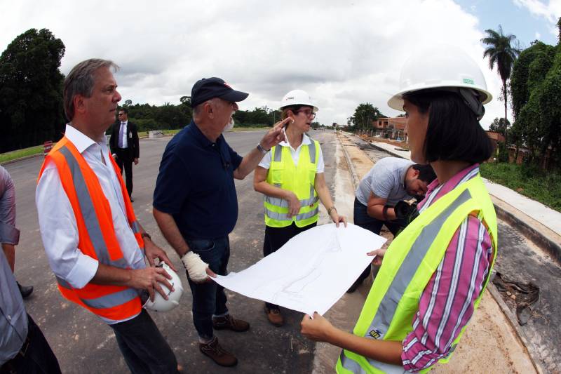 Manoel foi um dos vários moradores da região a abordar o governador Simão Jatene, durante uma visita nesta quarta-feira, 7, às obras de ampliação da Avenida João Paulo II. Acompanhado de engenheiros e técnicos do Núcleo de Gerenciamento de Transporte Metropolitano (NGTM) do governo do estado, Jatene foi conferir o andamento das obras. Durante a visita, conversou com moradores, ouviu elogios e reivindicações.
FOTO: ANTÔNIO SILVA / AG. PARÁ
DATA: 07.03.2018
BELÉM - PARÁ <div class='credito_fotos'>Foto: ANTONIO SILVA / AG. PARÁ | <a href='/midias/2018/originais/2479da18-7ddd-4b7d-9d1e-dd0b2980ff24.jpg' download><i class='fa-solid fa-download'></i> Download</a></div>