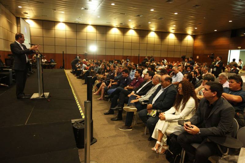 No segundo dia do Fórum Permanente de Prefeitos e Prefeitas dos Municípios Sustentáveis, no Hangar Convenções e Feiras da Amazônia, gestores compartilharam experiências sobre a “Captação de Recursos, Soluções e Parcerias - Governança compartilhada como pressuposto para a Gestão Eficiente”. Nesta quinta-feira (8), também foram assinadas ordens de serviços entre Governo do Estado e prefeituras para obras de infraestrutura e educação que totalizam um valor de mais de 50 milhões de reais. De serviços de pavimentação asfáltica a reforma e ampliação de escolas, os convênios e ordens de serviço totalizam R$52.946.186,86, recursos a serem repassados pelo Governo do Estado e pelo BID, Banco Interamericano de Desenvolvimento, com a contrapartida de alguns municípios. Na foto, o presidente da Alepa, deputado Márcio Miranda.
FOTO: SIDNEY OLIVEIRA / AG PARÁ
DATA: 08.02.2018
BELÉM - PARÁ
<div class='credito_fotos'>Foto: Sidney Oliveira/Ag. Pará | <a href='/midias/2018/originais/247f38e7-3eb1-4ab8-a930-dbf8e4253e5f.jpg' download><i class='fa-solid fa-download'></i> Download</a></div>