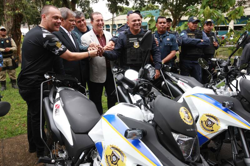 Polícia Militar, Guarda Municipal e Secretarias Municipais de Segurança Pública de 17 cidades do interior paraense receberam motos para ampliar o policiamento ostensivo e para atender ocorrências em suas sedes. Os veículos adquiridos pelo Governo do Estado são provenientes de emenda parlamentar de três deputados da Assembleia Legislativa do Pará (ALEPA), e entregues (foto) nesta segunda-feira (28) durante cerimônia na sede da Casa Civil, em Belém. Ao todo foram entregues 44 motos do modelo Honda XRE 300 CC, todas com kit sinalizador acústico e visual, rastreador, dois capacetes e queixeiras. Prefeitos, secretários de segurança, representantes das polícias, guardas municipais e deputados estiveram presentes na solenidade e ressaltaram a importância de ampliar a frota de veículos para dar apoio a segurança dos municípios.
FOTO: MÁCIO FERREIRA / AG. PARÁ
DATA: 28.05.2018
BELÉM - PARÁ <div class='credito_fotos'>Foto: MÁCIO FERREIRA/ AG. PARÁ | <a href='/midias/2018/originais/247f9a74-0045-4c32-8952-91cb30c26b98.jpg' download><i class='fa-solid fa-download'></i> Download</a></div>