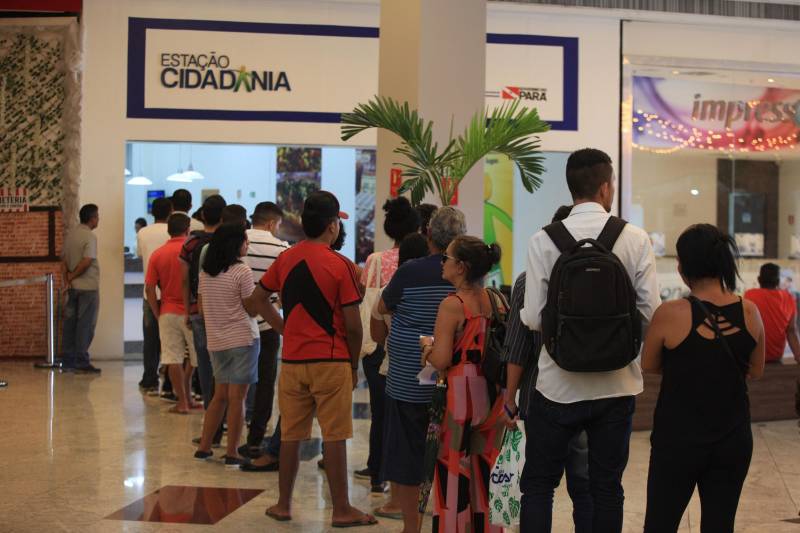 Um lugar que disponibiliza a prestação de vários serviços públicos em um único ambiente, oferecendo atendimento ágil, eficiente e de qualidade. Assim é a Estação Cidadania (foto) que chega ao final deste ano de 2018 com oito postos de atendimento, distribuídos em Belém, Icoaraci, Ananindeua, Marabá, Santarém e Parauapebas. Instituído através do Decreto 153 de 05/07/2011, a Estação Cidadania integra 32 órgãos na prestação de serviços ao cidadão. É possível tirar carteira de identidade, pagar diversas contas, negociar dívidas e até doar sangue, entre outros. O gerenciamento, implantação, instalação, funcionamento e a coordenação do Serviço de Atendimento à População “ESTAÇÃO CIDADANIA” são de responsabilidade da Secretaria de Estado de Administração – SEAD.  Desde 2011 as Estações Cidadania já realizaram mais de 3,1 milhões de atendimentos.

FOTO: SIDNEY OLIVEIRA / AG. PARÁ
DATA: 26.11.2018
BELÉM - PARÁ <div class='credito_fotos'>Foto: Sidney Oliveira/Ag. Pará   |   <a href='/midias/2018/originais/2483794e-12f5-4c7d-9ffd-b76bc8710a80.jpg' download><i class='fa-solid fa-download'></i> Download</a></div>