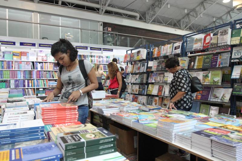 Quarto dia da  XXII Feira Pan-Amazônica do Livro, no Hangar Centro de Convenções da Amazônia, em Belém. 

 FOTO: CRISTINO MARTINS / AG. PARÁ 
DATA: 03.06.2018 
BELÉM - PARÁ <div class='credito_fotos'>Foto: Cristino Martins/Ag. Pará   |   <a href='/midias/2018/originais/248540d3-7c58-4772-8f26-4661f1f8e3f1.jpg' download><i class='fa-solid fa-download'></i> Download</a></div>