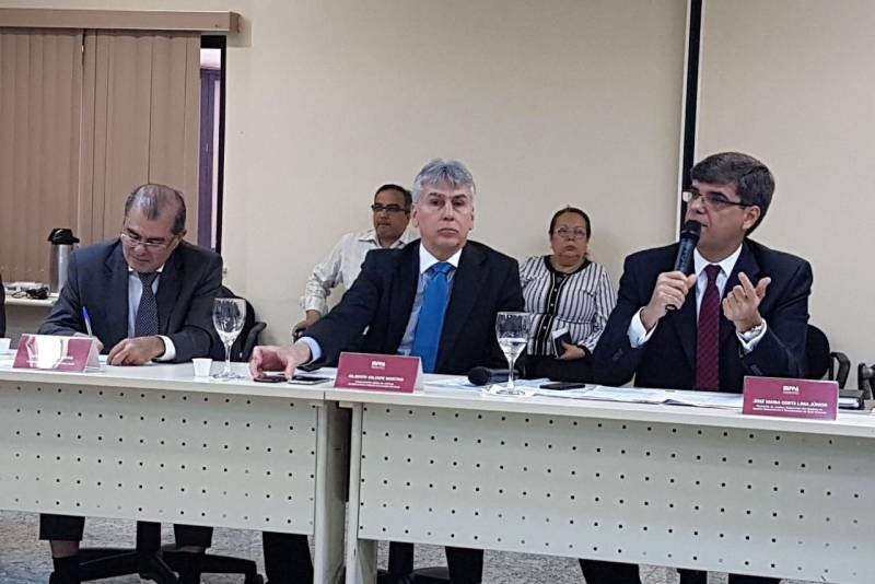 Representantes do Sistema de Segurança Pública do Pará e da Procuradoria Geral de Justiça do Ministério Público Estadual estiveram reunidos, na manhã desta sexta-feira, 16, para dialogar sobre as estratégias que serão implementadas para intensificar a segurança pública no estado. A reunião ocorreu na sede do Ministério Público Estadual.
FOTO: ASCOM MPE
DATA: 16.03.2018
BELÉM - PARÁ <div class='credito_fotos'>Foto: ASCOM / MPE | <a href='/midias/2018/originais/24861b69-906a-4aa9-a28e-3b2e99a46222.jpg' download><i class='fa-solid fa-download'></i> Download</a></div>