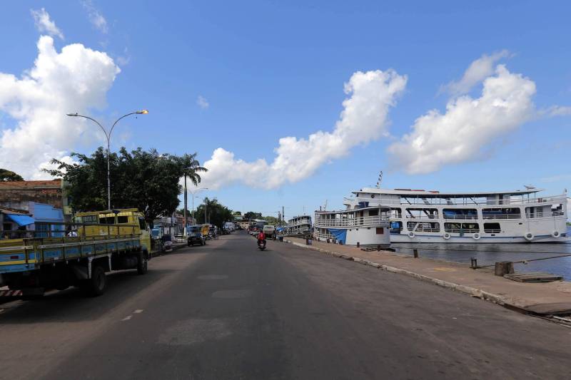 Os treze municípios do Baixo Amazonas ocupam 25% da área do Estado do Pará, com seus 315,86 mil quilômetros quadrados. A região é a maior produtora de castanha do Pará (94%) e maior produtora de mandioca (30%) do estado. A extração de bauxita é o grande destaque, que dá à cidade de Oriximiná o maior saldo da balança comercial regional, com 213.704.559 milhões de dólares (2014). Os principais produtos exportados pelo município são minério de alumínio (bauxita) e seus concentrados (52%).
FOTO: SIDNEY OLIVEIRA / AG. PARÁ
DATA: 17.06.2017
ORIXIMINÁ - PARÁ <div class='credito_fotos'>Foto: Sidney Oliveira/Ag. Pará | <a href='/midias/2018/originais/248a1920-cbac-4d0e-99d5-830b91f1a6f6.jpg' download><i class='fa-solid fa-download'></i> Download</a></div>