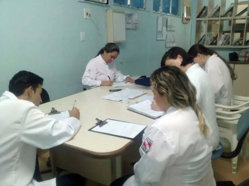 Passa bem o paciente Saulo Melo, de 31 anos, submetido a uma cirurgia rara no Hospital Ophir Loyola, em Belém. Devido a um câncer avançado de pelve, ele precisou remover toda parte inferior do corpo para continuar vivo, o equivalente a 40% da composição física. Apesar da nova condição, ele aprendeu desde cedo a conviver com limitações e, não raro, utiliza os rabiscos e livros de fantasia e aventura para imaginar uma realidade bem diferente da habitual. Saulo nasceu com espinha bífida, uma malformação congênita do sistema nervoso resultante de um defeito na formação do tubo neural (estrutura embrionária), caracterizada por paralisia, ausência de sensibilidade na região lombar e outras complicações funcionais. Na foto, a próxima etapa em direção à recuperação, será a reabilitação especializada no I Centro Integrado de Inclusão e Reabilitação para Pessoa com Deficiência (CIIR) do Pará, prestes a ser inaugurado. Na última semana, uma equipe do CIIR esteve na clínica cirúrgica a convite da gestão do Ophir Loyola para fazer uma avaliação global do paciente.

FOTO: ASCOM /HOL
DATA: 22.05.2018
BELÉM - PARÁ <div class='credito_fotos'>Foto: ASCOM HOL   |   <a href='/midias/2018/originais/248b796d-20b3-45a2-bc18-84952f313863.jpg' download><i class='fa-solid fa-download'></i> Download</a></div>