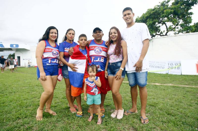 O Bragantino conquistou o terceiro lugar do Campeonato Paraense 2018 na tarde este sábado, 7. O Tubarão do Caeté recebeu o São Raimundo no Estádio Diogão e levou pelo placar de 1 x 0. Na foto, Luiz Antônio e família.
FOTO: THIAGO GOMES / AG. PARÁ
DATA: 07.04.2018
BRAGANÇA - PARÁ <div class='credito_fotos'>Foto: Thiago Gomes /Ag. Pará | <a href='/midias/2018/originais/248d1e44-bb94-4610-b5e5-210f85a1ce99.jpg' download><i class='fa-solid fa-download'></i> Download</a></div>