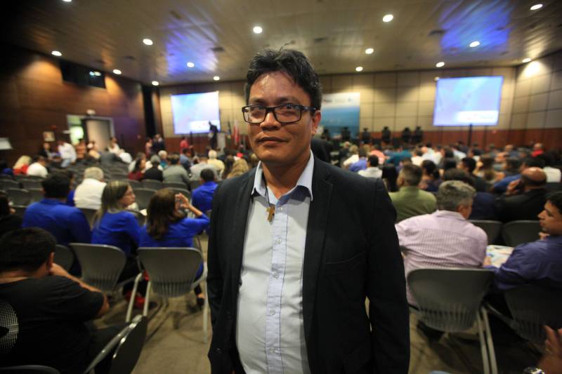 O primeiro dia do Fórum Permanente de Prefeitas e Prefeitos dos Municípios Sustentáveis contou com a participação de 85 prefeitos , 17 vices e 21 secretários municipais dos 141 municípios manifestaram interesse em adotar as diretrizes do programa. Para o governador Simão Jatene, esta grande participação simboliza a união de agentes públicos que colocaram os interesses coletivos acima dos interesses individuais para construir um estado melhor para todos. Com o tema “Gestão Compartilhada”, o evento traz as experiências e os desdobramentos das agendas governamentais que foram planejadas em parceria com as gestões municipais. Através da Secretaria Extraordinária de Municípios Sustentáveis (Semsu) Governo do Pará, por meio da Semsu, investe na capacitação dos municípios para a promoção de uma gestão fiscal eficiente. Para Izabela Jatene, este primeiro dia serviu para sinalizar o quanto os gestores estão preocupados com o equilíbrio da questão fiscal dos municípios e em desenvolver uma governança compartilhada para desenvolver seus municípios. Na foto, o prefeito de Quatipuru, Luiz Pereira.
FOTO: THIAGO GOMES / AG. PARÁ
DATA: 07.02.2018
BELÉM - PARÁ <div class='credito_fotos'>Foto: Thiago Gomes /Ag. Pará | <a href='/midias/2018/originais/248f1a5c-8e90-4f8c-9d72-167043ba3f00.jpg' download><i class='fa-solid fa-download'></i> Download</a></div>