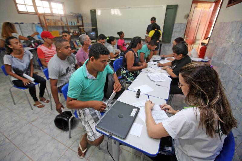“Perdi todos os documentos na chuva, assim como quase tudo de dentro da casa. Poder tirar os documentos hoje, menos de uma semana depois do desastre e tudo de graça, é bom, chegou na hora certa e vai ajudar muita gente mesmo”. A fala é Adriano Pinheiro, morador do bairro Angelim, um dos 15 afetados pela forte enxurrada que alagou 40% do município de Paragominas, no nordeste paraense, na semana passada. Ele se soma a outras centenas de pessoas que estiveram nesta terça-feira (17), na Escola Municipal Anésia da Costa Chaves, primeiro local da Caravana do ProPaz no município (foto). Semelhante as demais ações do ProPaz Cidadania, o programa está viabilizando no município a emissão de 2ª via de Certidão de Nascimento, Registro Geral (RG), 2ª via de CPF, carteira social (mudança de gênero), fotos para os documentos e a carteira do ID Jovem, que possibilita a jovens de 15 a 29 anos, diversos benefícios, entre eles, meia passagem em trajetos interestaduais.
FOTO: SIDNEY OLIVEIRA / AG. PARÁ
DATA: 17.04.2018
PARAGOMINAS - PARÁ
<div class='credito_fotos'>Foto: Sidney Oliveira/Ag. Pará | <a href='/midias/2018/originais/249197a3-dd52-43d8-90e5-00554afbfbb8.jpg' download><i class='fa-solid fa-download'></i> Download</a></div>