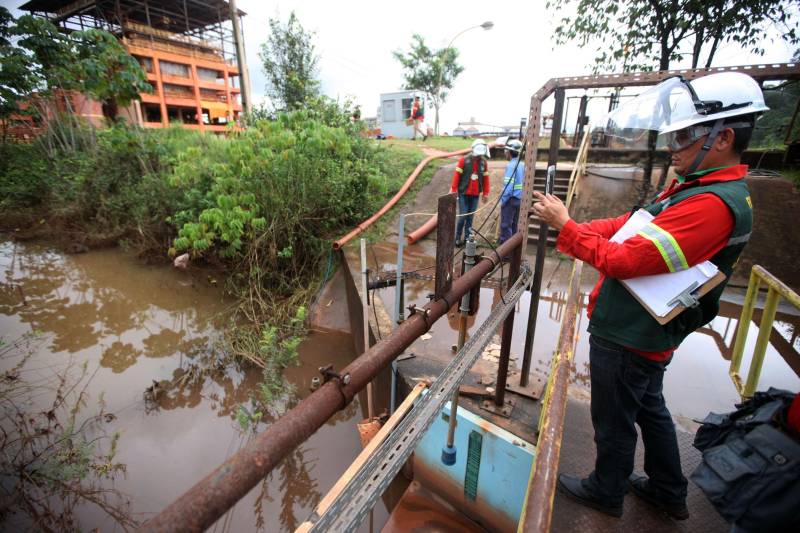 A Secretaria de Estado de Meio Ambiente e Sustentabilidade (Semas) notificou oficialmente a Hydro, na tarde desta terça-feira (27), por conta do não cumprimento do prazo de 48 horas dado pelo governo para que a empresa reduzisse os níveis das bacias de resíduos ao nível de, pelo menos, um metro, conforme determina a legislação ambiental. A notificação foi entregue por técnicos da Semas na sede da refinaria, em Barcarena, a 112 quilômetros de Belém. A determinação é que a produção de alumina seja reduzida pela metade. A Semas também triplicará a multa definida anteriormente, cumprindo a legislação ambiental em vigor, para R$ 1 milhão por dia de descumprimento (ou 300 mil Unidades de Padrão Fiscal). A empresa informou formalmente que reduziu os índices, mas não integralmente no total determinado de um metro. Técnicos das diretorias de Fiscalização e Licenciamento Ambiental da Semas acompanham diariamente o volume de água das bacias, tanto dos depósitos de rejeitos sólidos da indústria quanto do sistema de tratamento de água.
FOTO: THIAGO GOMES / AG PARÁ
DATA: 27.02.2018
BARCARENA - PARÁ <div class='credito_fotos'>Foto: Thiago Gomes /Ag. Pará | <a href='/midias/2018/originais/2497ccd3-eec0-46c0-b58e-e5f601d209ec.jpg' download><i class='fa-solid fa-download'></i> Download</a></div>