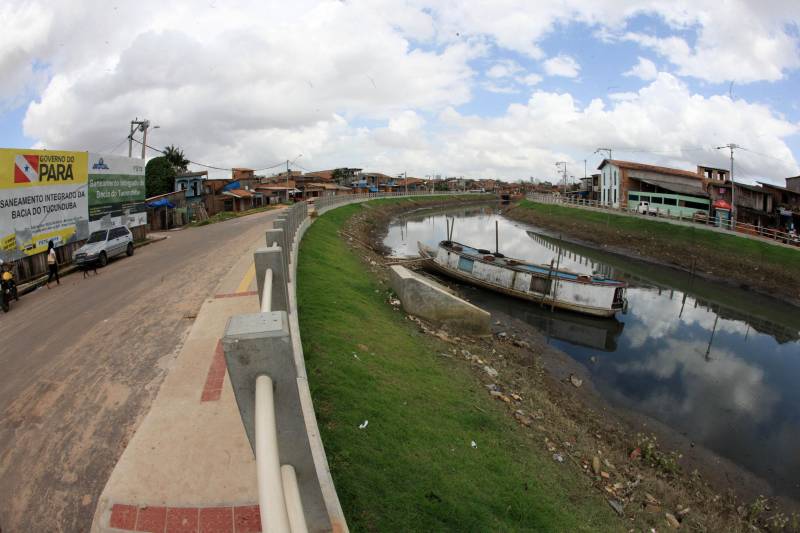 Onde antes havia lama e mato, foram abertas e pavimentadas duas grandes avenidas com cerca de 800 metros de extensão, nas duas margens do canal. A obra incluiu o alargamento do canal – com a drenagem, dragagem e limpeza –, instalação de tubulação de esgoto, construção de calçadas, ciclo faixas, muretas de proteção e ainda três pontes de concreto e uma passarela metálica. “No momento as equipes estão trabalhando na construção das novas pontes do Caraparu e da Brasília, que vão substituir as velhas pontes de madeira.
FOTO: RODOLFO OLIVEIRA / AG. PARÁ
DATA: 09.03.2018
BELÉM - PARÁ <div class='credito_fotos'>Foto: Thiago Gomes /Ag. Pará | <a href='/midias/2018/originais/249ebf95-917f-4565-b85c-9da3ac05cab7.jpg' download><i class='fa-solid fa-download'></i> Download</a></div>