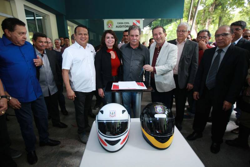 Polícia Militar, Guarda Municipal e Secretarias Municipais de Segurança Pública de 17 cidades do interior paraense receberam motos para ampliar o policiamento ostensivo e para atender ocorrências em suas sedes. Os veículos adquiridos pelo Governo do Estado são provenientes de emenda parlamentar de três deputados da Assembleia Legislativa do Pará (ALEPA), e entregues (foto) nesta segunda-feira (28) durante cerimônia na sede da Casa Civil, em Belém. Ao todo foram entregues 44 motos do modelo Honda XRE 300 CC, todas com kit sinalizador acústico e visual, rastreador, dois capacetes e queixeiras. Prefeitos, secretários de segurança, representantes das polícias, guardas municipais e deputados estiveram presentes na solenidade e ressaltaram a importância de ampliar a frota de veículos para dar apoio a segurança dos municípios.
FOTO: MÁCIO FERREIRA / AG. PARÁ
DATA: 28.05.2018
BELÉM - PARÁ <div class='credito_fotos'>Foto: MÁCIO FERREIRA/ AG. PARÁ | <a href='/midias/2018/originais/24a07aef-fb64-403c-a877-842780a63c98.jpg' download><i class='fa-solid fa-download'></i> Download</a></div>