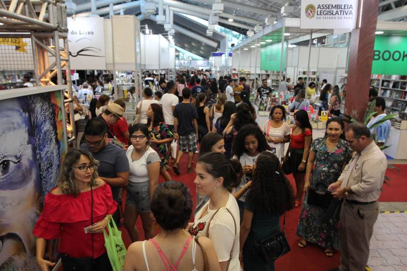 Corredores do Hangar Centro de Convenções durante a XXII Feira Pan-Amazônica do Livro, que começou neste sábado (2), em Belém. Um grande público compareceu ao segundo dia da feira, aproveitando as atrações culturais e as exposições nos estandes de livros na tarde de domingo.
FOTO: CRISTINO MARTINS / AG. PARÁ
DATA: 03.06.2018
BELÉM - PARÁ <div class='credito_fotos'>Foto: Cristino Martins/Ag. Pará | <a href='/midias/2018/originais/24a65fbf-7d72-462c-a1df-6f79e19cf210.jpg' download><i class='fa-solid fa-download'></i> Download</a></div>