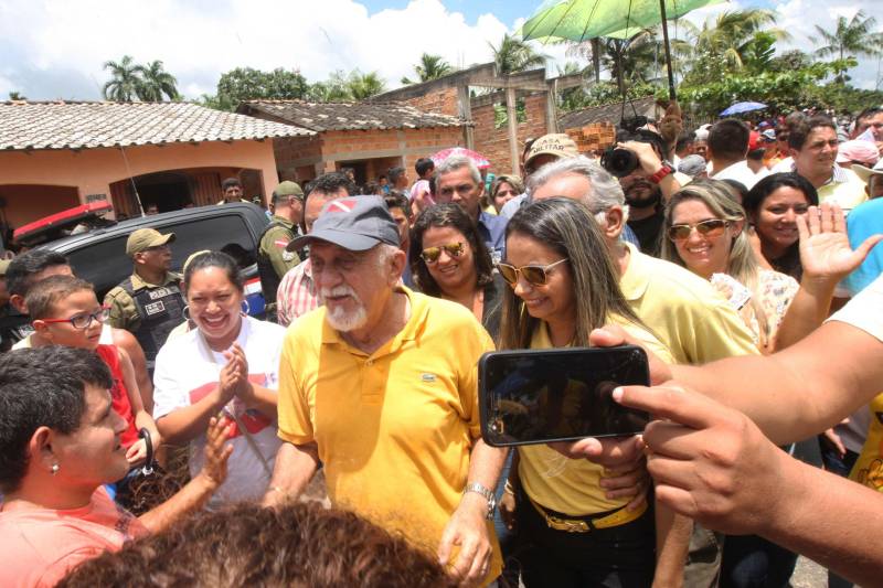 No último dia 14, a dona de casa Francisca Correa foi assaltada quando saia da igreja, no município de Primavera, nordeste do estado. dois rapazes a derrubaram da bicicleta e levaram sua bolsa. Francisca acabou se tornando uma das primeiras usuárias da nova Unidade Integrada de Polícia Pro Paz (UIPP) em Primavera. "Cheguei, fui rapidamente atendida e os dois rapazes já foram, inclusive, presos", disse. Francisca, que voltou à UIPP nessa segunda-feira, dia 19, para buscar o boletim de ocorrência. Coincidentemente, o mesmo dia em que a unidade foi oficialmente entregue à população pelo governador Simão Jatene. Não que a gente goste de vir aqui, né?", afirmou Francisca. Delegacia nunca é bom, completou a dona de casa. "Mas, quando a gente chega num lugar novo e é bem atendida, aí se sente mais tranquila, principalmente numa hora de sofrimento como essa, de um assalto", concluiu.
FOTO: RODOLFO OLIVEIRA / AG. PARÁ
DATA: 19.03.2018
PRIMAVERA - PARÁ <div class='credito_fotos'>Foto: Rodolfo Oliveira/Ag. Pará | <a href='/midias/2018/originais/24a8b1b1-c56c-436b-a1b7-7b433ef6b5a4.jpg' download><i class='fa-solid fa-download'></i> Download</a></div>