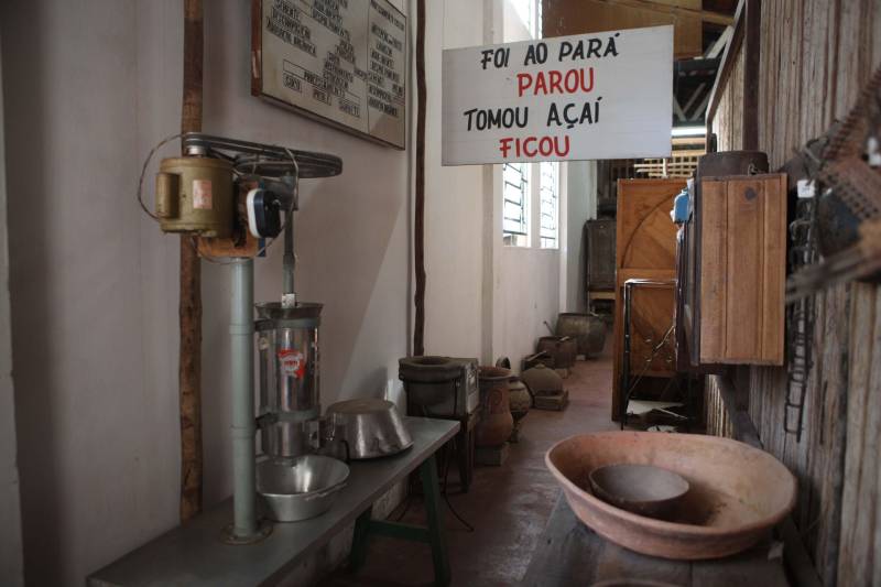 Inspiração para o livro "Chove nos Campos de Cachoeira" do escritor Dalcídio Jurandir, a bela cidade de Cachoeira do Arari, no arquipélago do Marajó, celebrará 185 anos de emancipação política, no próximo dia 10 de maio. Dalcídio morou toda a sua infância no município. A cidade também é o berço de uma das maiores cantoras e compositoras da música paraense, Dona Onete. Esses são alguns detalhes do município, que terá várias ações sociais, cívicas, esportivas e shows culturais, nas comemorações da data de aniversário. A programação se inicia na noite desta terça-feira (08), com a apresentação da banda “Gilmarajoara Bruno Saudade e Cia”. A partir de amanhã, serão ofertados serviços de emissão de documentos, exames de sangue, corte de cabelo, manicure e pedicure, atendimento preventivo odontológico de crianças e até doação de prêmios serão ofertados à população. Os embalos musicais continuam até quinta-feira, 10, com as bandas “Quero Mais”, “Bruno e Trio”, além de muitos grupos locais.
FOTO: RODOLFO OLIVEIRA / ARQUIVO AG. PARÁ
DATA: 03.10.2013
CACHOEIRA DO ARARI - PARÁ <div class='credito_fotos'>Foto: Agência Pará | <a href='/midias/2018/originais/24b13425-88f9-4ac9-b146-ecc902427234.jpg' download><i class='fa-solid fa-download'></i> Download</a></div>
