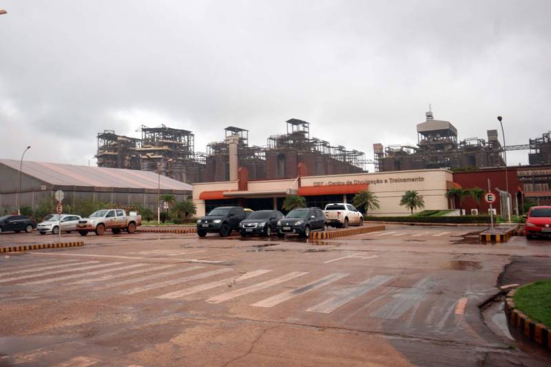 A chuva que caiu na manhã desta segunda-feira, 26, em Belém e outros municípios da região nordeste do Estado, não afetou as bacias localizadas em Barcarena. No total foram registrados 53 milímetros de chuva, desde o final de semana. “Não houve qualquer transbordamento ou mais prejuízos”, explicou o capitão Marcelo Santos, do Corpo de Bombeiros. Enquanto isso, as ações do Governo do Estado nas comunidades afetadas pela contaminação constatada pelo Instituto Evandro Chagas (IEC), no entorno da área de atuação da empresa Hydro, continuam. Até o momento, 893 galões de água potável foram entregues a 399 famílias da região. O abastecimento será semanal e a quantidade varia em função do número de pessoas residentes em cada casa, com média de uma unidade de 20 litros para cada duas pessoas.
FOTO: IGOR BRANDÃO / AG. PARÁ
DATA: 25.02.2018
BARCARENA - PARÁ <div class='credito_fotos'>Foto: IGOR BRANDÃO / AG. PARÁ | <a href='/midias/2018/originais/24b1f2ef-24b6-4bca-9ed5-e89cc2b289b2.jpg' download><i class='fa-solid fa-download'></i> Download</a></div>