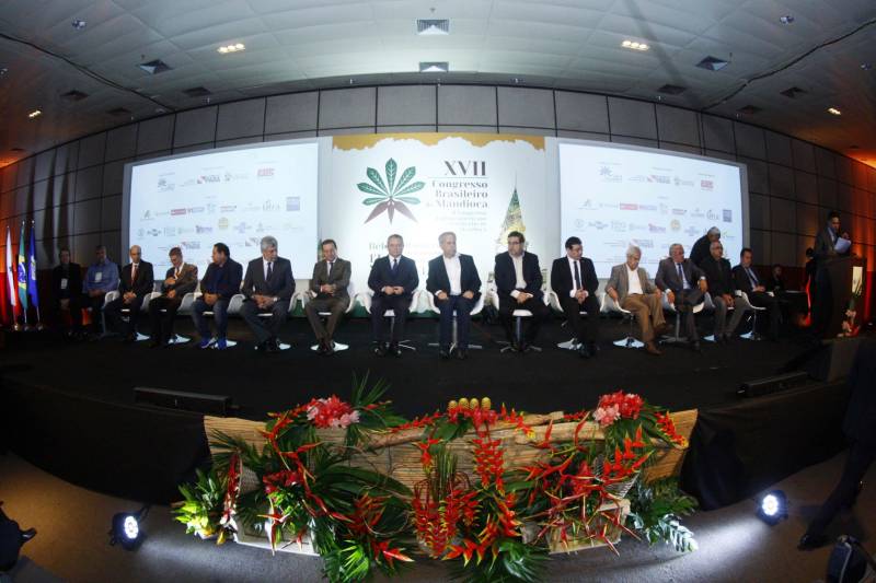 Autoridades, cientistas, empresários e produtores rurais participaram, na noite desta segunda-feira (12), no Hangar Convenções e Feiras da Amazônia, da abertura do XVII Congresso Brasileiro de Mandioca e do II Congresso Latino-Americano e Caribenho de Mandioca, os dois mais importantes eventos voltados à mandiocultura no Brasil e no continente, que ocorrem pela primeira vez no Pará.
FOTO: THIAGO GOMES / AG. PARÁ
DATA: 12.03.2018
BELÉM - PARÁ <div class='credito_fotos'>Foto: Thiago Gomes /Ag. Pará | <a href='/midias/2018/originais/24b55992-7666-493b-9ead-89216748eef3.jpg' download><i class='fa-solid fa-download'></i> Download</a></div>