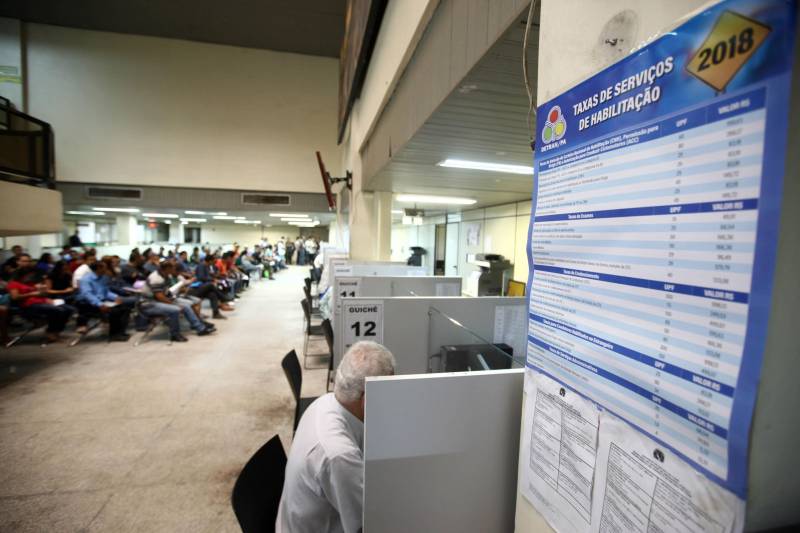 A Portaria de nº 831/ 2018 publicada no Diário Oficial de terça-feira (26) determinou o cancelamento de 26.224 Carteiras Nacionais de Habilitação (CNHs) por constatação de fraude durante o processo de emissão. Esta é a etapa conclusiva do processo administrativo especial, aberto internamente pelo Departamento de Trânsito do Estado (Detran/PA), com base no Art. 263 do Código de Trânsito Brasileiro (CTB), que já cancelou 31.935 CNHs, em 12 portarias no todo. O cancelamento das carteiras é resultado da Operação Galezia, deflagrada em 2015 pela Polícia Civil, com apoio do Detran/PA e do Ministério Público do Estado (MPE). A ação policial desarticulou um esquema fraudulento de emissão de CNH atuante no sul e sudeste do Pará, no qual estavam envolvidos servidores do Detran, despachantes e proprietários de Centros de Formação de Condutores, além de clínicas de exames.
FOTO: SIDNEY OLIVEIRA / AG. PARÁ
DATA: 27.03.2018
BELÉM - PARÁ <div class='credito_fotos'>Foto: Sidney Oliveira/Ag. Pará | <a href='/midias/2018/originais/24b62475-dc62-4ff4-861d-4f7c0ee14db4.jpg' download><i class='fa-solid fa-download'></i> Download</a></div>