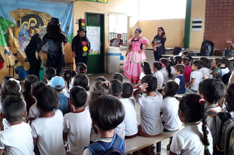 Um príncipe e uma princesa. Um semáforo e uma fada. Uma bruxa e um lobo mau. Os personagens da esquete teatral “Encantados no Trânsito”, encenada pelos servidores da Coordenadoria de Educação do Detran, foram apresentados aos alunos da Escola Municipal Castanheiras (foto), localizada no distrito de Icoaraci. O objetivo da programação foi repassar, por meio da mais nova ferramenta didática da autarquia, orientações sobre o certo e o errado no trânsito.

FOTO: ASCOM / DETRAN
DATA: 11.12.2018
ICOARACI - PARÁ <div class='credito_fotos'>Foto: ASCOM DETRAN   |   <a href='/midias/2018/originais/24bd4081-de26-4ba0-b2c5-ba86d682e6dd.jpg' download><i class='fa-solid fa-download'></i> Download</a></div>