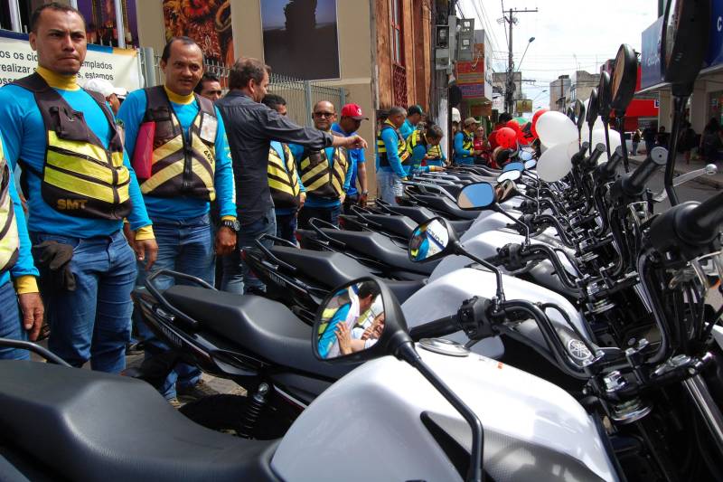 A categoria de mototaxistas permissionários, que realiza o transporte de passageiros em Santarém, na região oeste do Pará, foi beneficiada nesta quarta-feira (4), com a entrega de motocicletas financiadas a partir do programa de microcrédito do Governo do Estado, o CredCidadão.
FOTO: WILLIAM SANTOS / ASCOM CRGBA
DATA: 04.07.2018
SANTARÉM - PARÁ <div class='credito_fotos'>Foto: WILLIAM SANTOS / ASCOM CRGBA | <a href='/midias/2018/originais/24c1fbe6-923e-4b04-bd4c-9fcb80981e3b.jpg' download><i class='fa-solid fa-download'></i> Download</a></div>