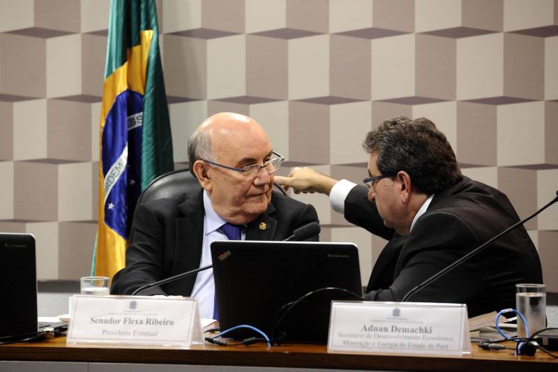 O secretário de Desenvolvimento Econômico, Mineração e Energia do Pará, Adnan Demachki, voltou a reivindicar em Brasília (DF) que parte dos recursos pela renovação da outorga da Estrada de Ferro Carajás viabilize a Ferrovia Paraense (Fepasa), durante audiência pública da Comissão de Serviços de Infraestrutura nesta quarta-feira (21), no Senado Federal. Na foto, o presidente eventual da CI, senador Flexa Ribeiro (PSDB-PA) e o secretário de Desenvolvimento Econômico, Mineração e Energia do Estado do Pará, Adnan Demachki (d).
FOTO: MARCOS OLIVEIRA / AGÊNCIA SENADO
DATA: 21.03.2018
BRASÍLIA - DF <div class='credito_fotos'>Foto: Marcos Oliveira / Agência Senado | <a href='/midias/2018/originais/24de710b-6106-4658-8182-be28f4fc672b.jpg' download><i class='fa-solid fa-download'></i> Download</a></div>
