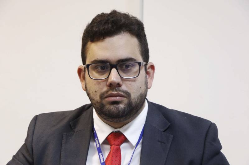A Superintendência do Sistema Penitenciário do Estado (Susipe) determinou a proibição de uso de celulares por agentes públicos nas unidades prisionais de todo o Estado. A medida tem a finalidade de garantir maior segurança nas unidades penais e impedir a exposição de imagens e vídeos captados no interior das casas penais e o compartilhamento pelas redes sociais, de forma indevida. A Portaria de recomendação Nº 50/2018 entrou em vigor no último dia 26 de janeiro. Os aparelhos dos servidores devem a partir de então ficar guardados nas portarias dos centros de recuperação até o fim do expediente ou plantão. Para a comunicação urgente, os servidores poderão utilizar os telefones fixos e móveis da unidade prisional. Na foto, o corregedor-geral penitenciário da Susipe, Vitor Ramos Eduardo.
FOTO: AKIRA ONUMA
DATA: 07.02.2018
BELÉM - PARÁ <div class='credito_fotos'>Foto: Akira Onuma / Ascom Susipe | <a href='/midias/2018/originais/24e5fb1e-1c2f-48df-8331-e6fe80c8f2eb.jpg' download><i class='fa-solid fa-download'></i> Download</a></div>