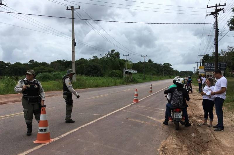 Ações integradas de educação e fiscalização estão sendo realizadas em Abaetetuba, no nordeste paraense, durante a Operação Carnaval 2018. O Departamento de Trânsito do Estado (Detran) e demais órgãos do Sistema de Segurança Pública executaram, na segunda-feira (12), uma grande ação no pórtico de entrada da cidade. Seis agentes de educação do Detran mobilizaram alunos da faculdade FAM e do Instituto Federal do Pará (IFPA), integrantes do Instituto Rosa dos Ventos, técnicos da Biblioteca Pública e do Centro de Formação de Condutores Abaeté Regional na ação conjunta de educação para o trânsito, voltada a condutores e passageiros. Os voluntários atuaram como agentes multiplicadores em educação para o trânsito, orientando as pessoas sobre comportamentos de risco.
FOTO: ASCOM / DETRAN
DATA: 13.02.2018
ABAETETUBA - PARÁ <div class='credito_fotos'>Foto: ASCOM / DETRAN | <a href='/midias/2018/originais/24f07980-6ae7-4210-9b33-3c427db03a51.jpg' download><i class='fa-solid fa-download'></i> Download</a></div>