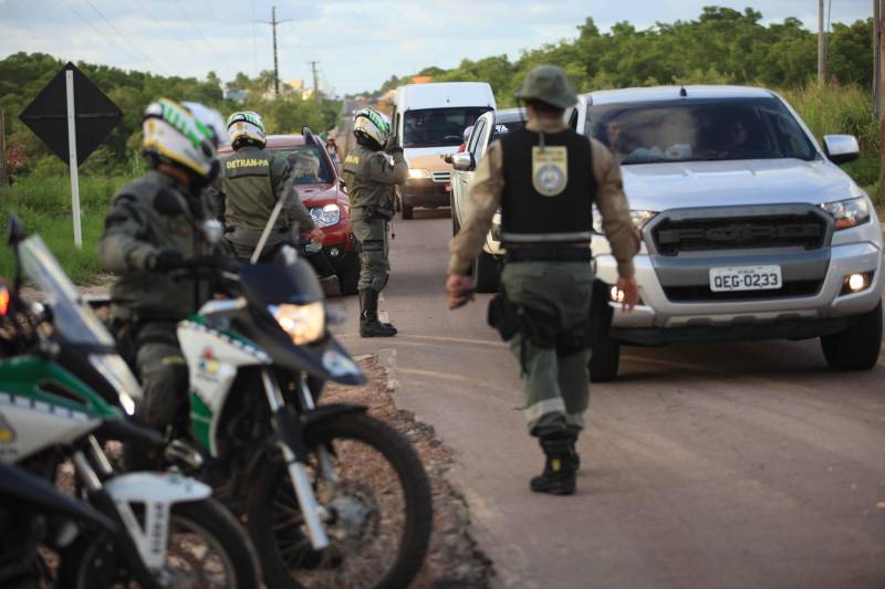 Atuação dos agentes de segurança durante a Operação Verão 2018 no segundo final de semana de férias.
FOTO: MÁCIO FERREIRA / AG. PARÁ
DATA: 07.07.2018
SALINÓPOLIS - PARÁ <div class='credito_fotos'>Foto: MÁCIO FERREIRA/ AG. PARÁ | <a href='/midias/2018/originais/24f1e21b-ca1a-4e23-82f4-2adf6e1cc78a.jpg' download><i class='fa-solid fa-download'></i> Download</a></div>