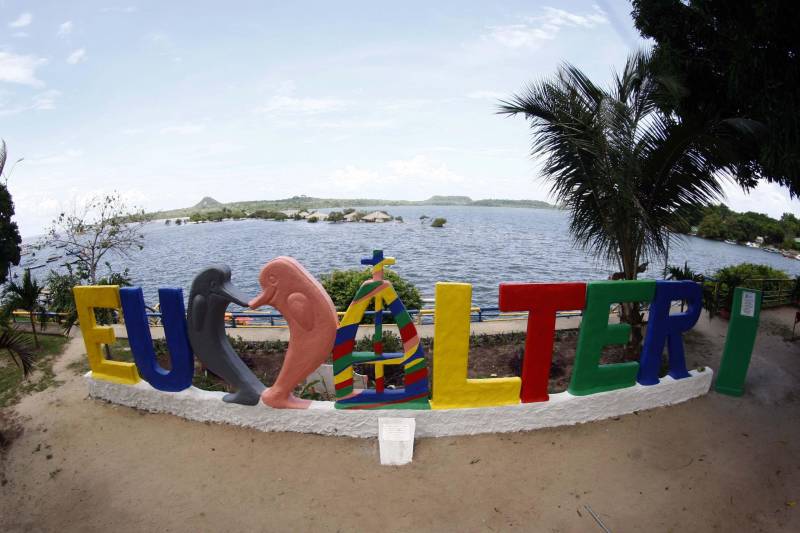 O distrito de Alter do Chão, destino turístico internacional onde fica a praia que já foi eleita a mais bonita do Brasil, recebe investimentos do governo do Estado nas áreas de infraestrutura e saneamento básico. O governador Simão Jatene, que cumpre agenda em três municípios do oeste paraense nesta sexta-feira (9) e sábado (10), assinou nesta sexta a ordem de serviço que autoriza o início da construção do novo sistema de abastecimento de água da vila, localizada a cerca de 28 quilômetros de Santarém. Orçada em R$ 11 milhões, a obra vai levar água de qualidade aos mais de sete mil habitantes da comunidade. Com o novo sistema de captação e tratamento de água, a meta é alcançar 100% dos imóveis no distrito. Segundo o presidente da Companhia de Saneamento do Pará (Cosanpa), Cláudio Conde, a obra é uma implantação pioneira em Alter do Chão, já que será o primeiro sistema do tipo fora de um núcleo urbano. O contrato com a empresa executora foi assinado na quinta-feira (8). A previsão é que os trabalhos sejam iniciados imediatamente e concluídos no prazo de 18 meses.
FOTO: THIAGO GOMES / AG. PARÁ
DATA: 09.03.2018
SANTARÉM - PARÁ <div class='credito_fotos'>Foto: Thiago Gomes /Ag. Pará | <a href='/midias/2018/originais/24f27c7a-b4b6-40bc-af20-bf5507f4d731.jpg' download><i class='fa-solid fa-download'></i> Download</a></div>