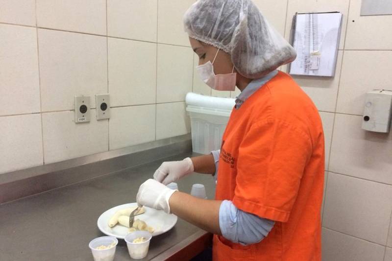 Em situações simples ou grandes desafios, colocar-se no lugar do outro pode ser o ponto de partida para tomar a melhor decisão. É essa a estratégia que a Política de Humanização do Sistema Único de Saúde (HumanizaSUS) toma como base para a assistência à saúde. Assim, para exercitar o poder de empatia e integrar os setores, o Hospital Regional do Sudeste do Pará - Dr. Geraldo Veloso (HRSP), em Marabá (PA), lançou o projeto 'Sentindo na Pele'. Na foto, a enfermeira Michele Trindade no Serviço de Nutrição e Dietética.
FOTO: ASCOM HRSP
DATA: 11.05.2018
MARABÁ - PARÁ <div class='credito_fotos'>Foto: ASCOM HRSP | <a href='/midias/2018/originais/24f4428d-f035-4603-b7a8-755564ff3c90.jpg' download><i class='fa-solid fa-download'></i> Download</a></div>
