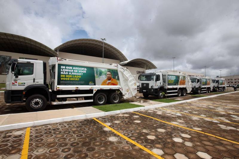 O Governador do Estado, Simão Jatene, também entregou para a região mais de 90 viaturas (foto) , 65 caminhonetes e 27 carros utilitários (pálios weekend), com destaque para duas da patrulha rural e uma para ronda escolar específica para Marabá. O Secretário de Estado de Segurança Pública, Luiz Fernandes, ressaltou que os veículos vão substituir a frota nas regiões sul e sudeste. “Surgiu uma demanda do policiamento rural, e já uma semana depois, por determinação do governador, já trouxemos as viaturas e já temos o policiamento disponível para fazer esse patrulhamento, que vai iniciar na região sudeste, mas se estenderá para a região sul e nordeste do estado. Hoje estamos substituindo toda a frota de veículos da região sul e sudeste, além disso o governador determinou onde tiver policiamento vai ter uma viatura, e já foi apresentado para a região os novos policiais que tomaram posse, nós não temos mais nenhum município sem delegado”, pontuou. Outras conquistas citada pelo Secretário da SEGUP foi o aumento do Núcleo de Apoio à Investigação e a criação de um conselho regional para acompanhar as ações de segurança pública.
FOTO: SIDNEY OLIVEIRA / AG. PARÁ
DATA: 06.04.2018
MARABÁ - PARÁ <div class='credito_fotos'>Foto: Sidney Oliveira/Ag. Pará | <a href='/midias/2018/originais/24f4c947-6280-4bc0-9393-530ce47213c1.jpg' download><i class='fa-solid fa-download'></i> Download</a></div>