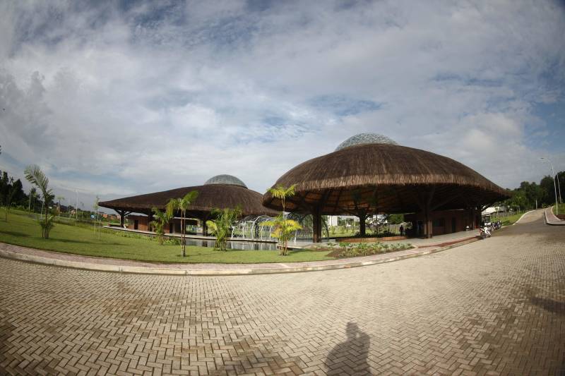 O Parque Estadual do Utinga (PEUt) o mais importante espaço de preservação e estudo da biodiversidade dentro da Região Metropolitana de Belém será reaberto à população a partir desta sexta,16, a partir das 16h30, com apresentações artísticas, com o Boi Veludinho, crianças do Pro Paz e a premiada Orquestra Sinfônica do Theatro da Paz. A apresentação será em um espaço ao ar livre e não será necessária a retirada de ingressos, por esse motivo, a recomendação é que o público chegue cedo, porque a entrada será fechada quando o espaço estiver lotado. No sábado, será realizada uma grande caminhada, a partir das 8 horas, com paradas para informações educativas sobre a fauna, flora e sobre os novos espaços. Por conta da grande quantidade de pessoas, incluindo crianças e idosos, o Corpo de Bombeiros recomendou e, a organização do evento acatou, a necessidade de se evitar durante a manhã do sábado o trânsito de veículos sobre rodas, como carros, bicicletas, skates e patins. Depois das 12 horas e durante todo o funcionamento do parque, a entrada e o uso por praticantes desta modalidade está completamente liberada. No domingo, o parque abrirá às 5h30 e funcionará até as 17h, assim como nos outros dias, de segunda a segunda. As atividades de manutenção do espaço vão requerer que o parque seja fechado para acesso ao público eventualmente, mas essas datas serão definidas de acordo com a demanda.
FOTO: IGOR BRANDÃO / AG PARÁ
DATA: 15.03.2018
BELÉM - PARÁ <div class='credito_fotos'>Foto: IGOR BRANDÃO / AG. PARÁ | <a href='/midias/2018/originais/250343ad-d8a4-4956-b33d-616233c43c9c.jpg' download><i class='fa-solid fa-download'></i> Download</a></div>