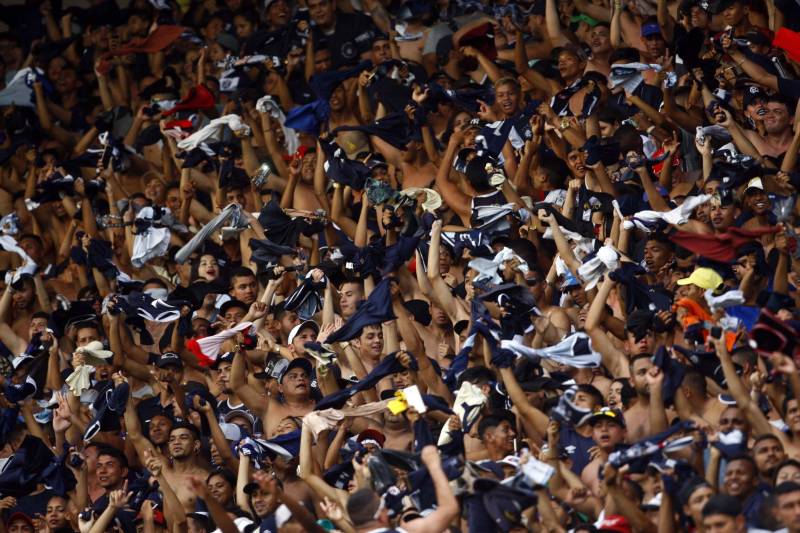 Foram exatos dois meses tentando assistir ao seu primeiro Re x Pa em 2018. Neste domingo, finalmente, a estudante Hendrea Souza convenceu o noivo, Arthur Pantoja, a levá-la ao Estádio Olímpico do Pará, o Mangueirão. E logo numa final. "Só trouxe porque vim no domingo passado e vi algumas mudanças no esquema de segurança", disse Arthur. "Tem mais policiais e a bebedeira em volta do estádio praticamente acabou", afirmou. As mudanças realmente aconteceram a partir do clássico do último dia primeiro e já surtiram efeito. A chamada “Operação Mangueirão” pôs em prática ações de ordenamento no entorno do estádio, com início a partir das 7h30 e encerramento às 20h. A operação determina a delimitação de espaço para atuação de vendedores ambulantes, proibição de veículos com sons automotivos ao redor do estádio e de barracas irregulares, seis pontos de bloqueio e dois para o ingresso de comerciantes e orientações ao público.
FOTO: THIAGO GOMES / AG. PARÁ
DATA: 08.04.2018
BELÉM - PARÁ <div class='credito_fotos'>Foto: Thiago Gomes /Ag. Pará | <a href='/midias/2018/originais/25100c80-e0e6-4480-a098-d7857d2d9e0c.jpg' download><i class='fa-solid fa-download'></i> Download</a></div>